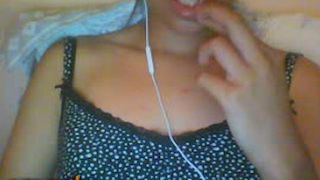 Девственница тайком от парня перед вебкой играет со своими дойками и теребит манду