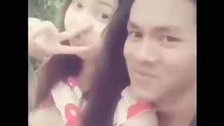 Во время пикника на природе парень заснул палец в девственную писю своей девушки