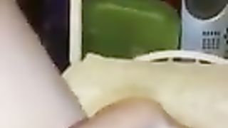 Девка перед сном трахает свою девственную пилотку пальцами и снимает это для парня