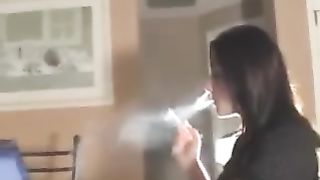 Парень наблюдает за тем как красивая брюнетка сексуально курит