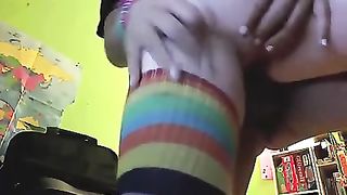 Эмо няшка раком поеблась в писю со своим новым пацаном перед камерой