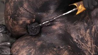 Извращенка трахает свою пизду валиком для краски и получает удовольствие