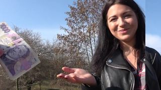 Темноволосая студентка трахается с мужиком за деньги на улице